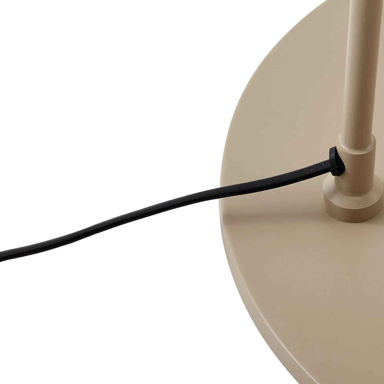 Lámpara arqueada Lindby Triangolo, beige, altura 195 cm, metal, E27