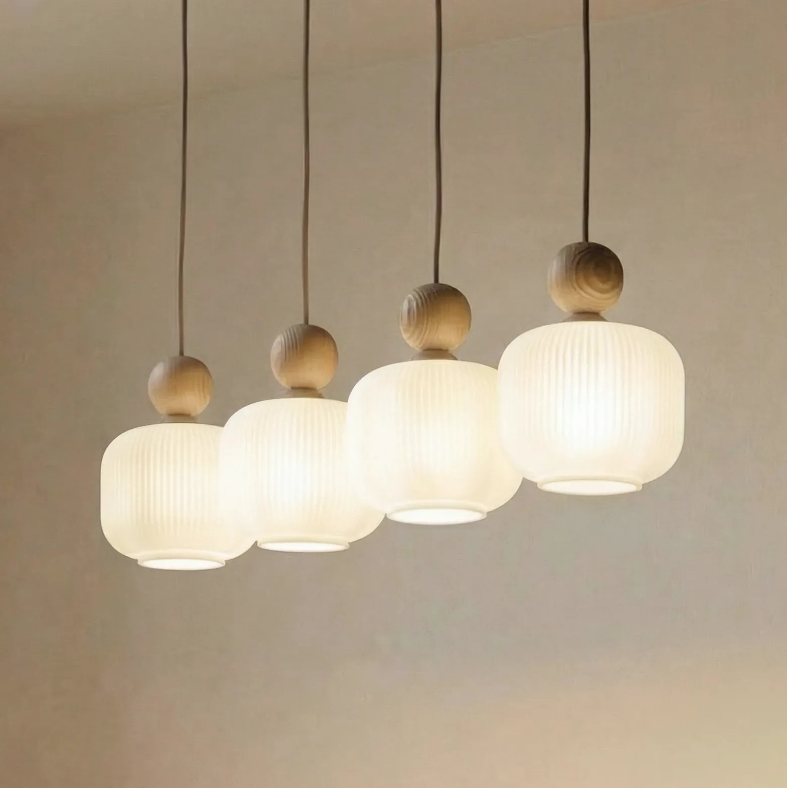 Lámpara colgante Ballo, 4 luces, beige, cristal, longitud 80 cm