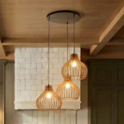Lámpara colgante Barrel con pantallas de madera, 3 luces, redonda