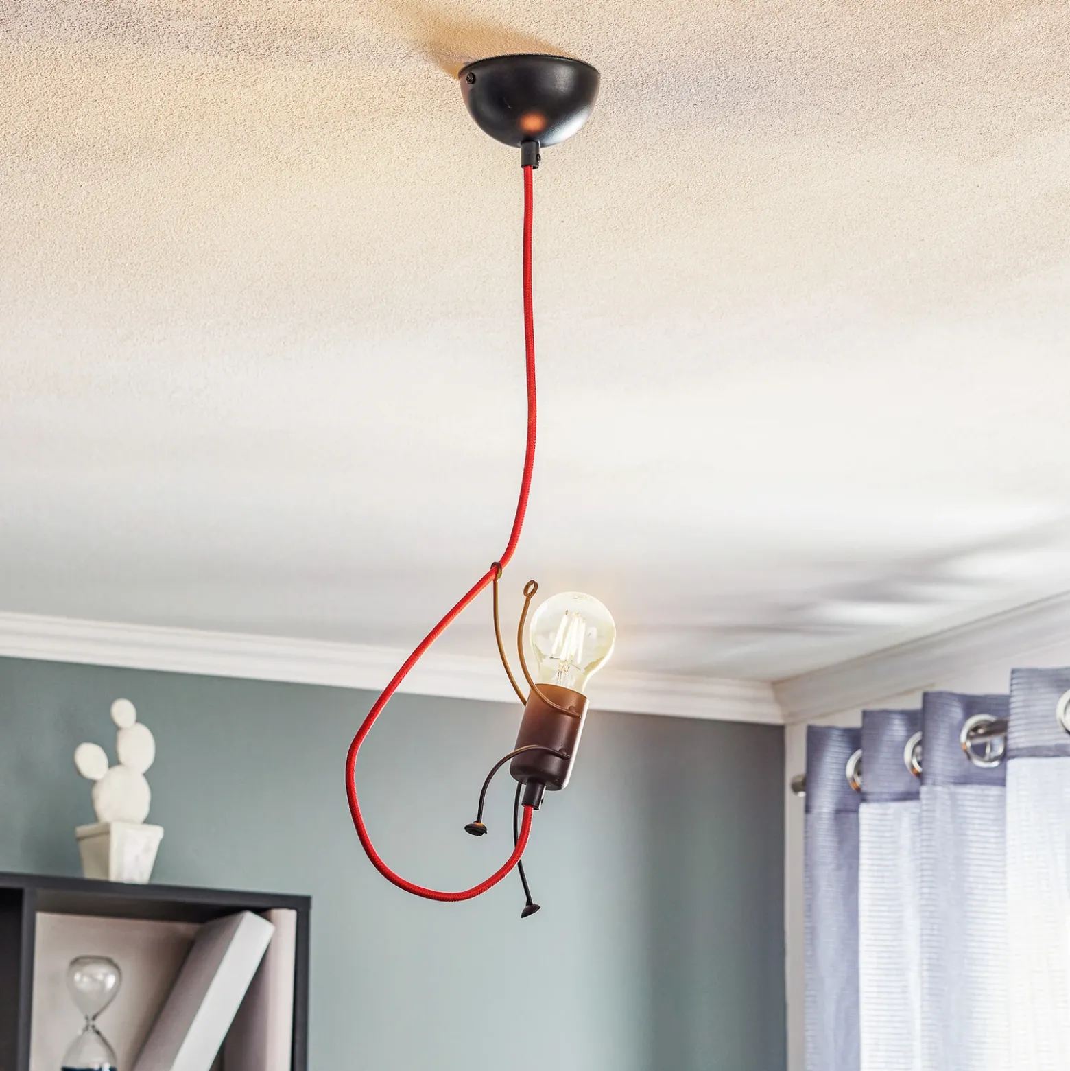Lámpara colgante Bobi 1 en negro, cable rojo, 1 luz.