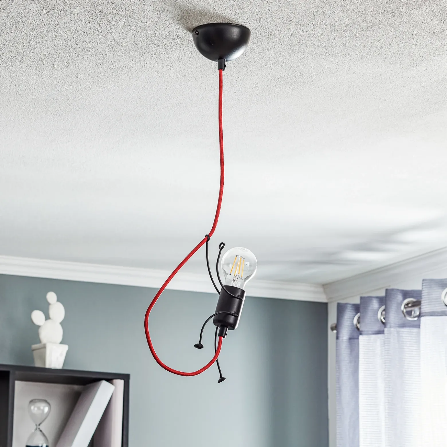 Lámpara colgante Bobi 1 en negro, cable rojo, 1 luz.
