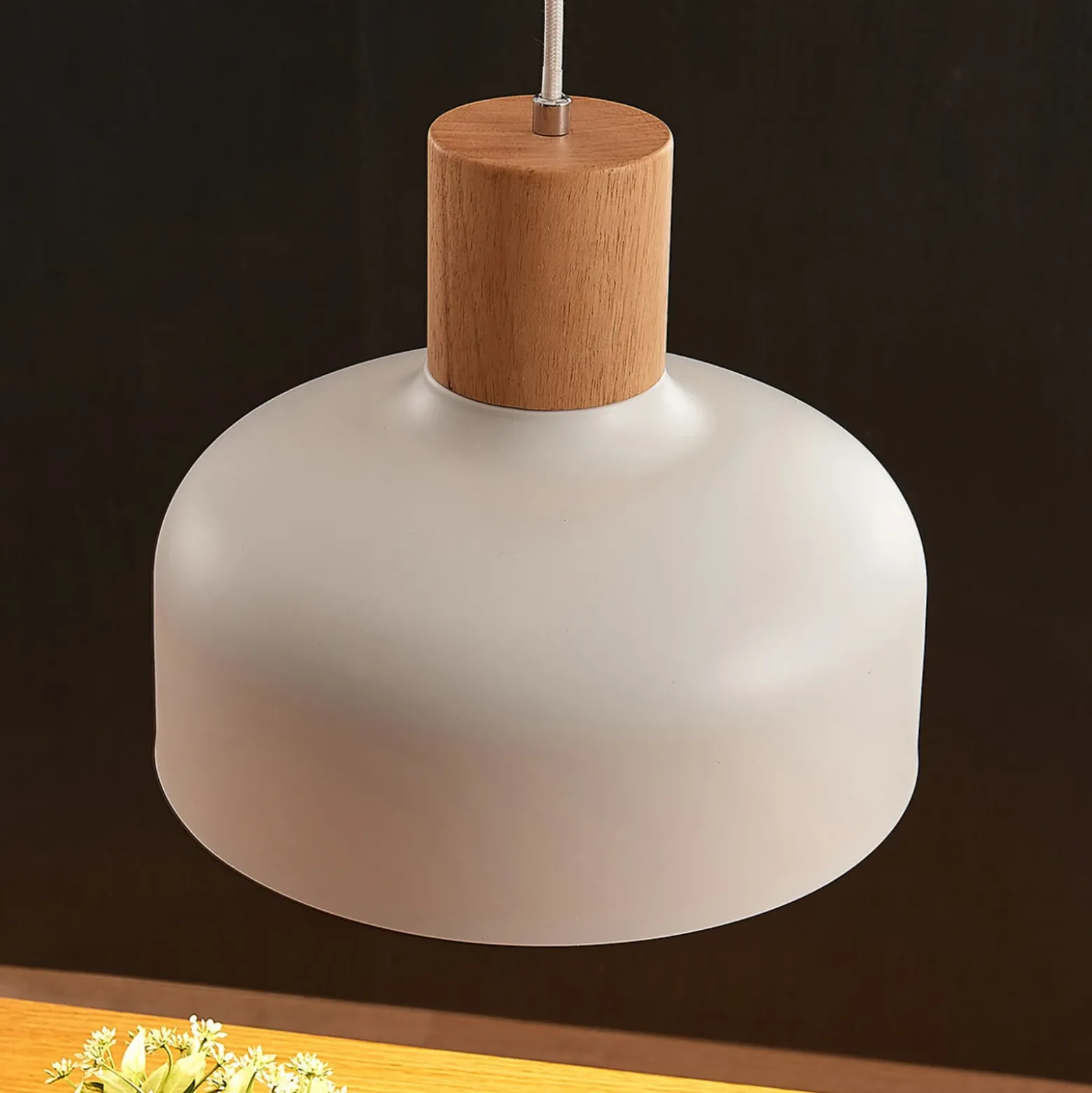 Lámpara colgante Carlise con elemento de madera