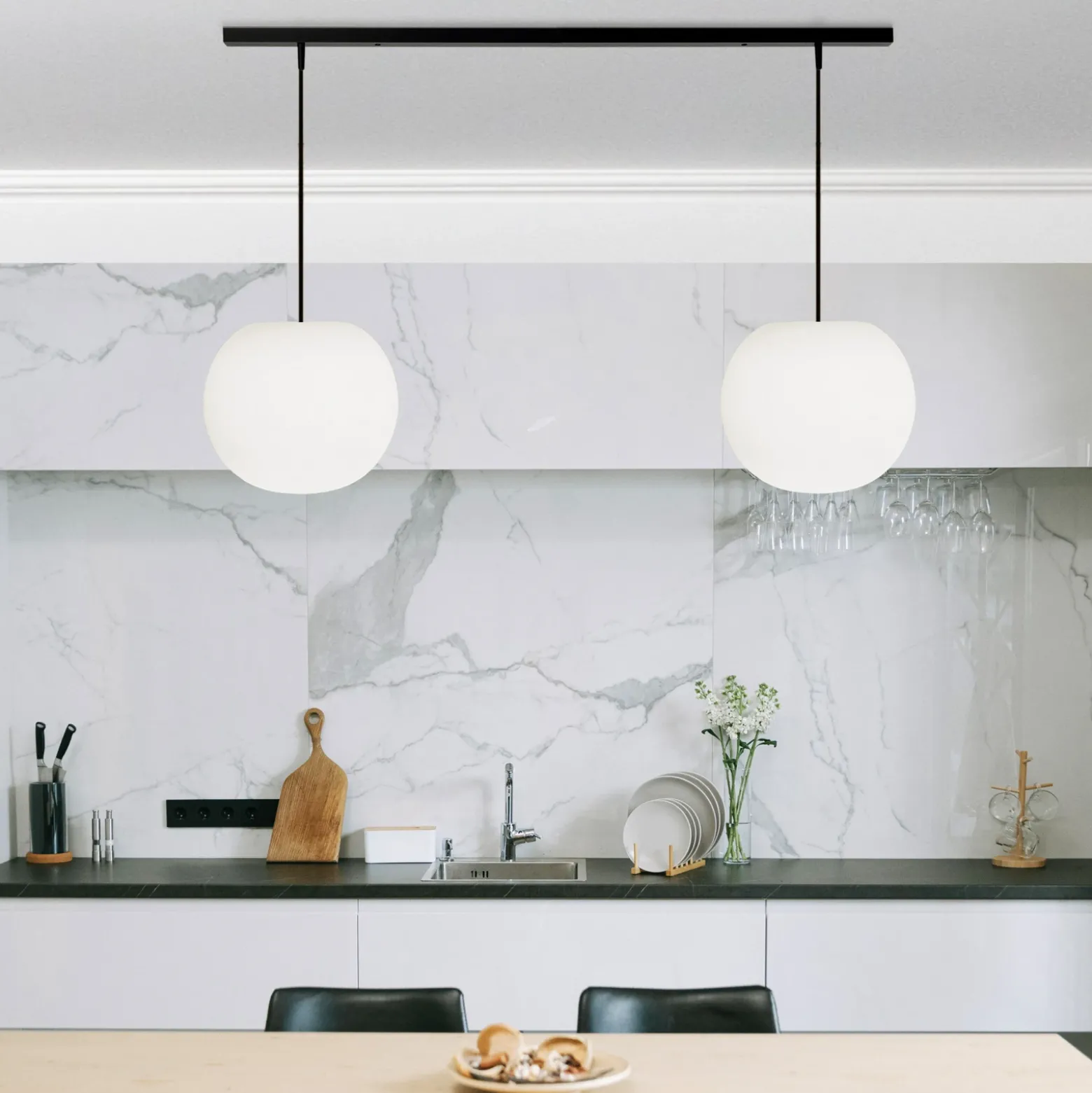 Lámpara colgante Casablanca Acai, blanco/negro, larga, 2 luces, 26 cm