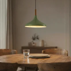 Lámpara colgante Chris, verde menta/blanco, Ø 35 cm, metal, detalle madera
