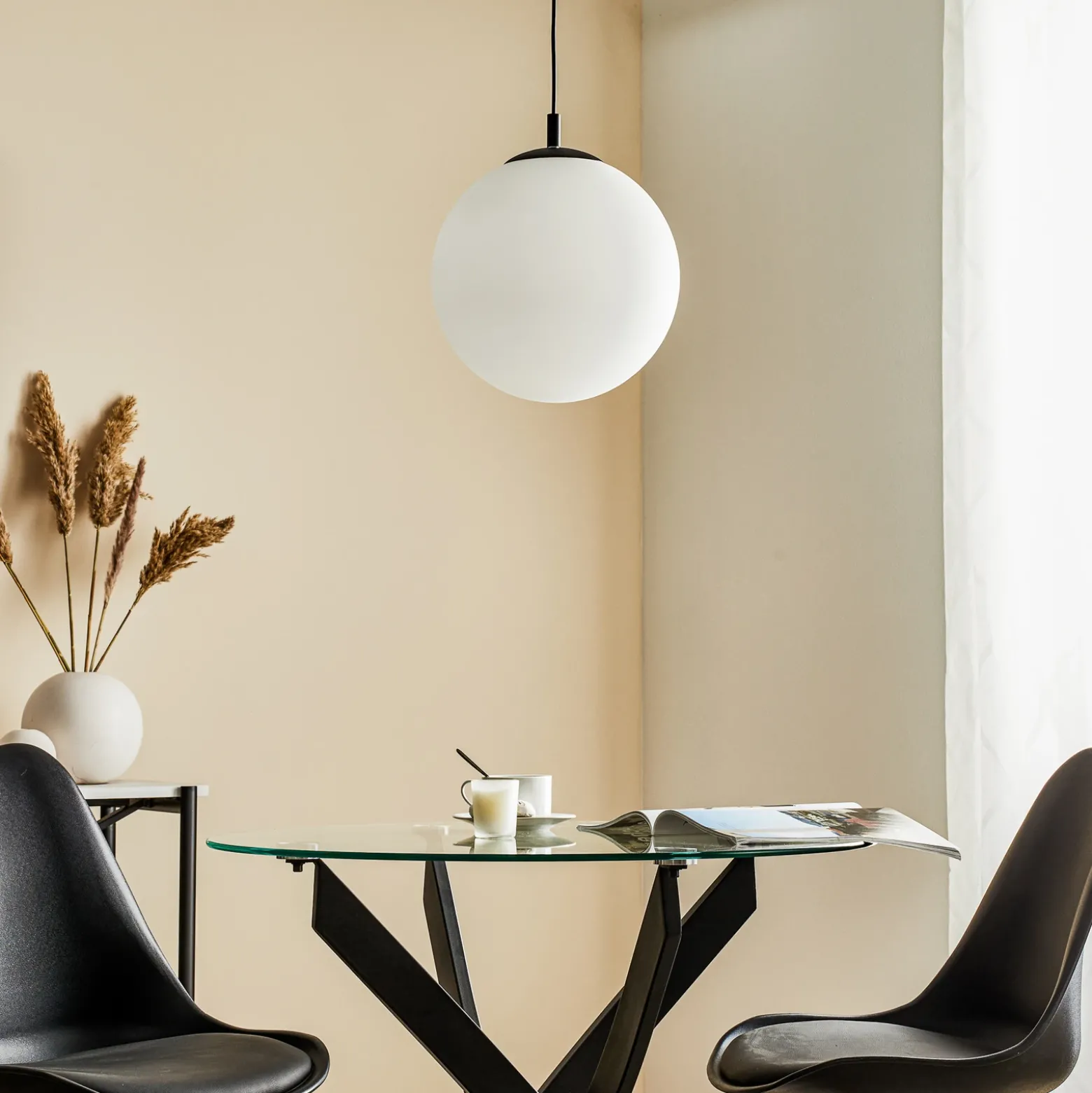 Lámpara colgante 562, cristal mate, capuchón/dosel negro