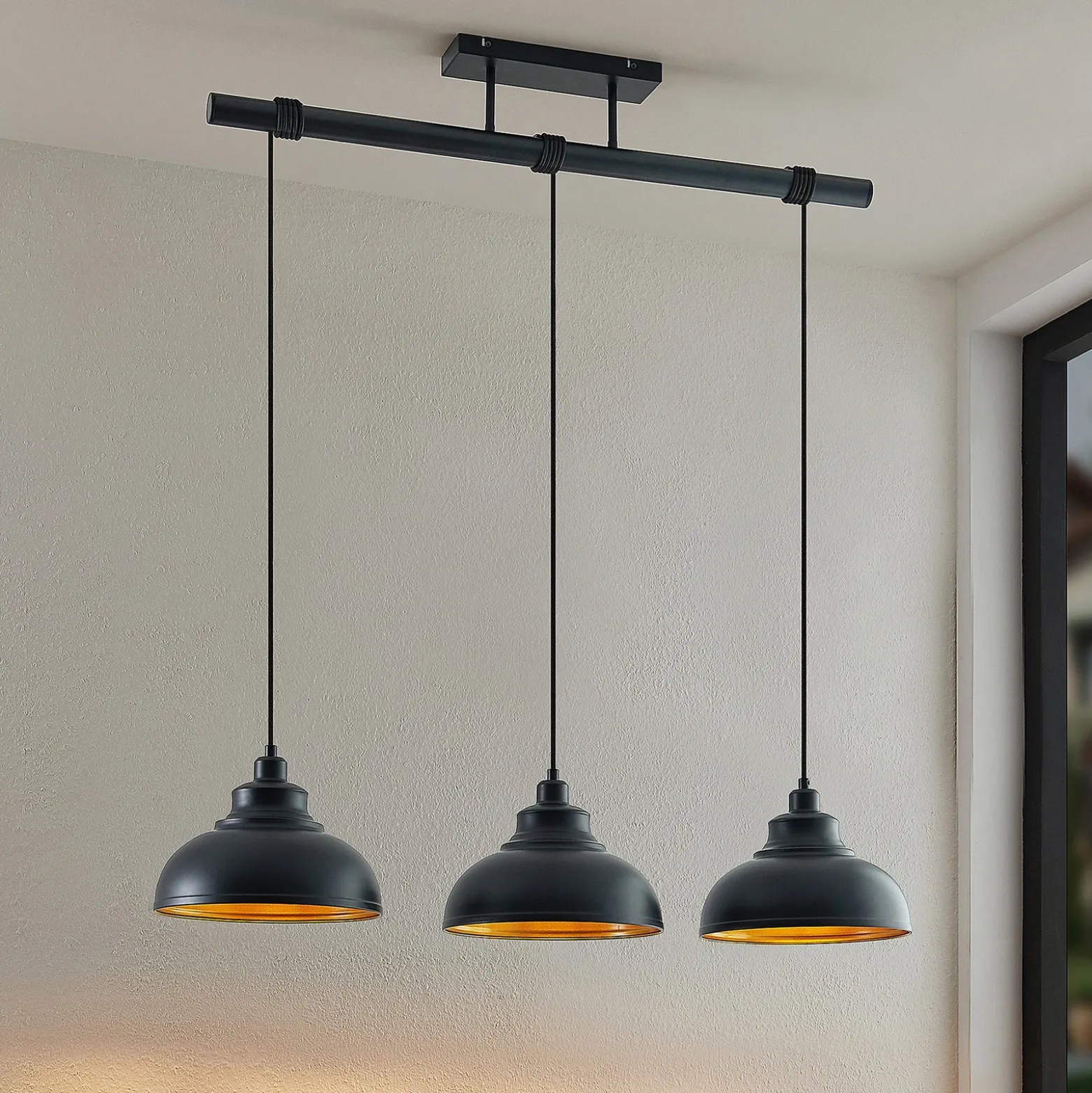 Lámpara colgante Emna de Lindby, 3 luces, negro/dorado, metal, 101 cm