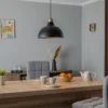 Lámpara colgante Envostar Kaitt, negra, Ø 34 cm, detalle en madera