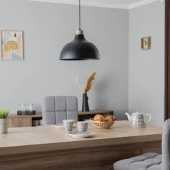 Lámpara colgante Envostar Kaitt, negra, Ø 34 cm, detalle en madera