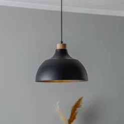 Lámpara colgante Envostar Kaitt, negra, Ø 34 cm, detalle en madera