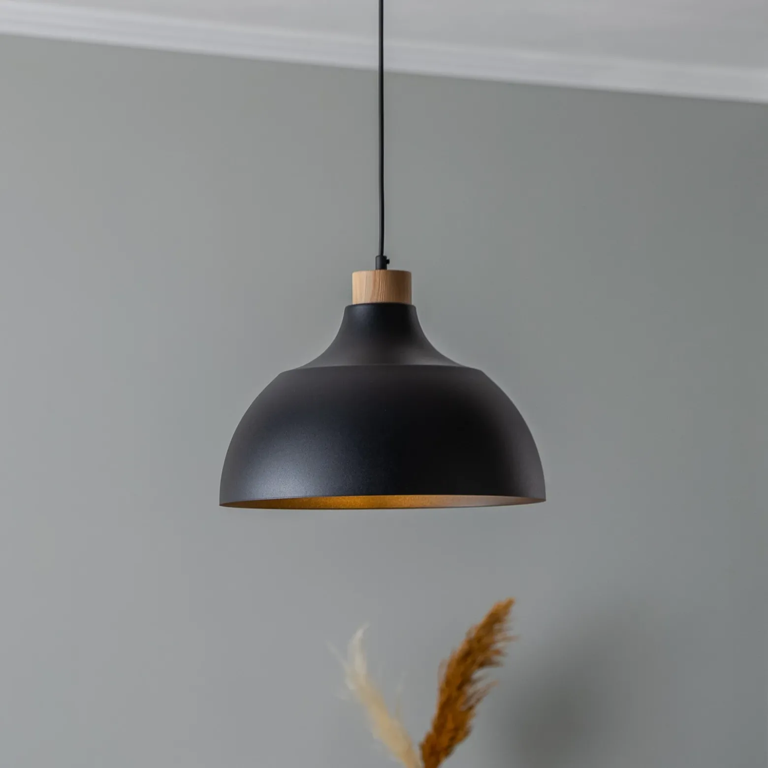 Lámpara colgante Envostar Kaitt, negra, Ø 34 cm, detalle en madera