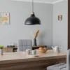 Lámpara colgante Envostar Kaitt, negra, Ø 34 cm, detalle en madera