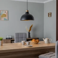 Lámpara colgante Envostar Kaitt, negra, Ø 34 cm, detalle en madera