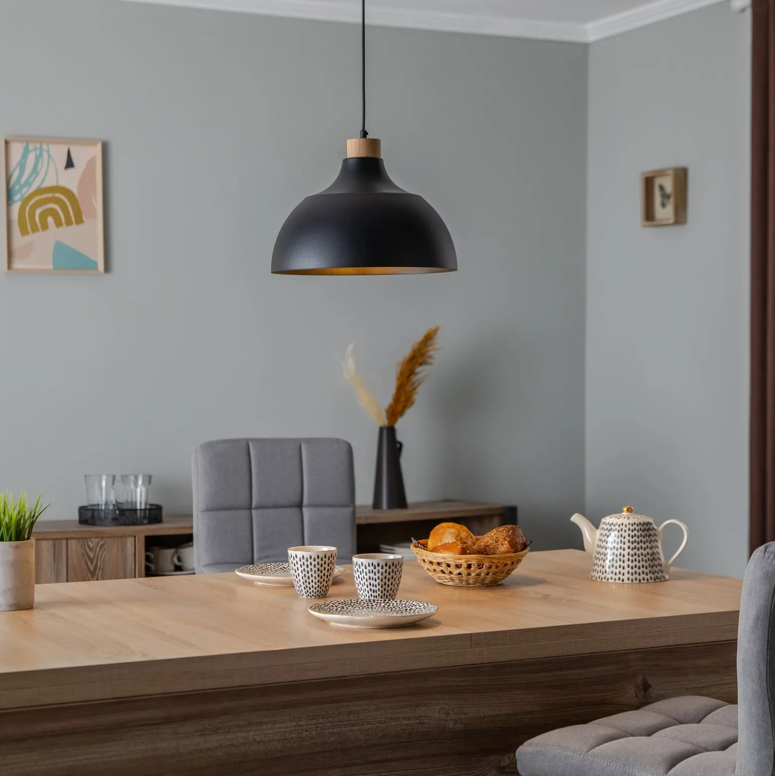 Lámpara colgante Envostar Kaitt, negra, Ø 34 cm, detalle en madera