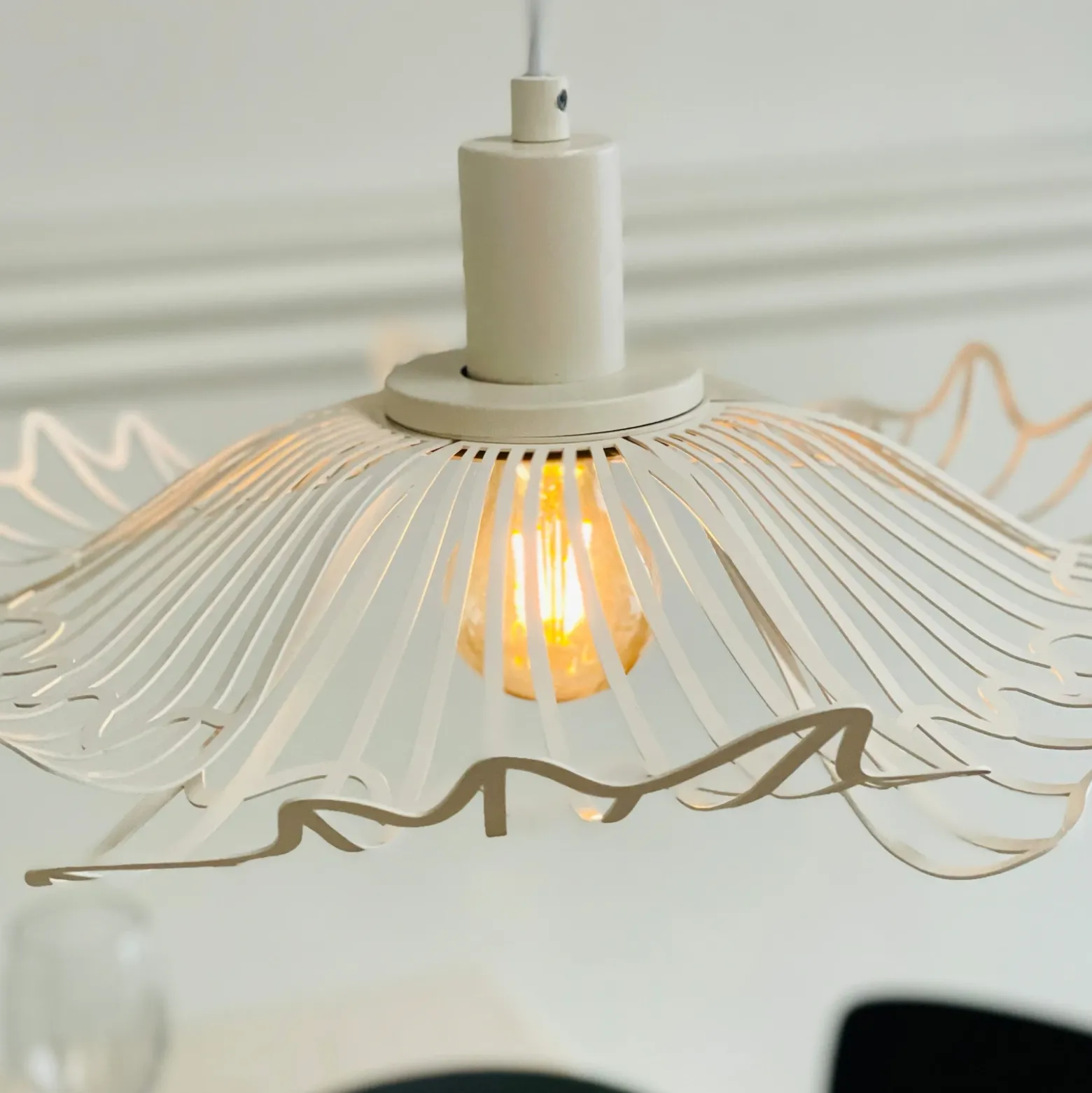 Lámpara colgante Flora de Dyberg Larsen, blanco perla, Ø 60 cm, metal