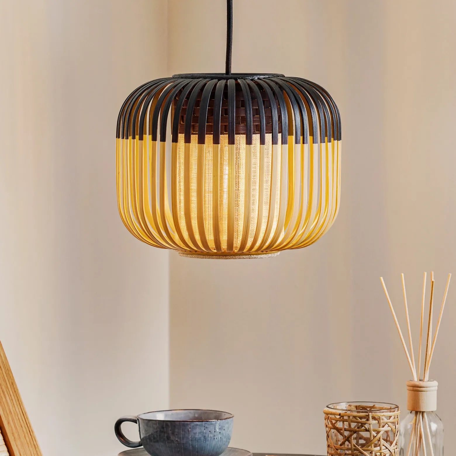 Lámpara colgante Forestier Bamboo XS, Ø 27 cm, negro