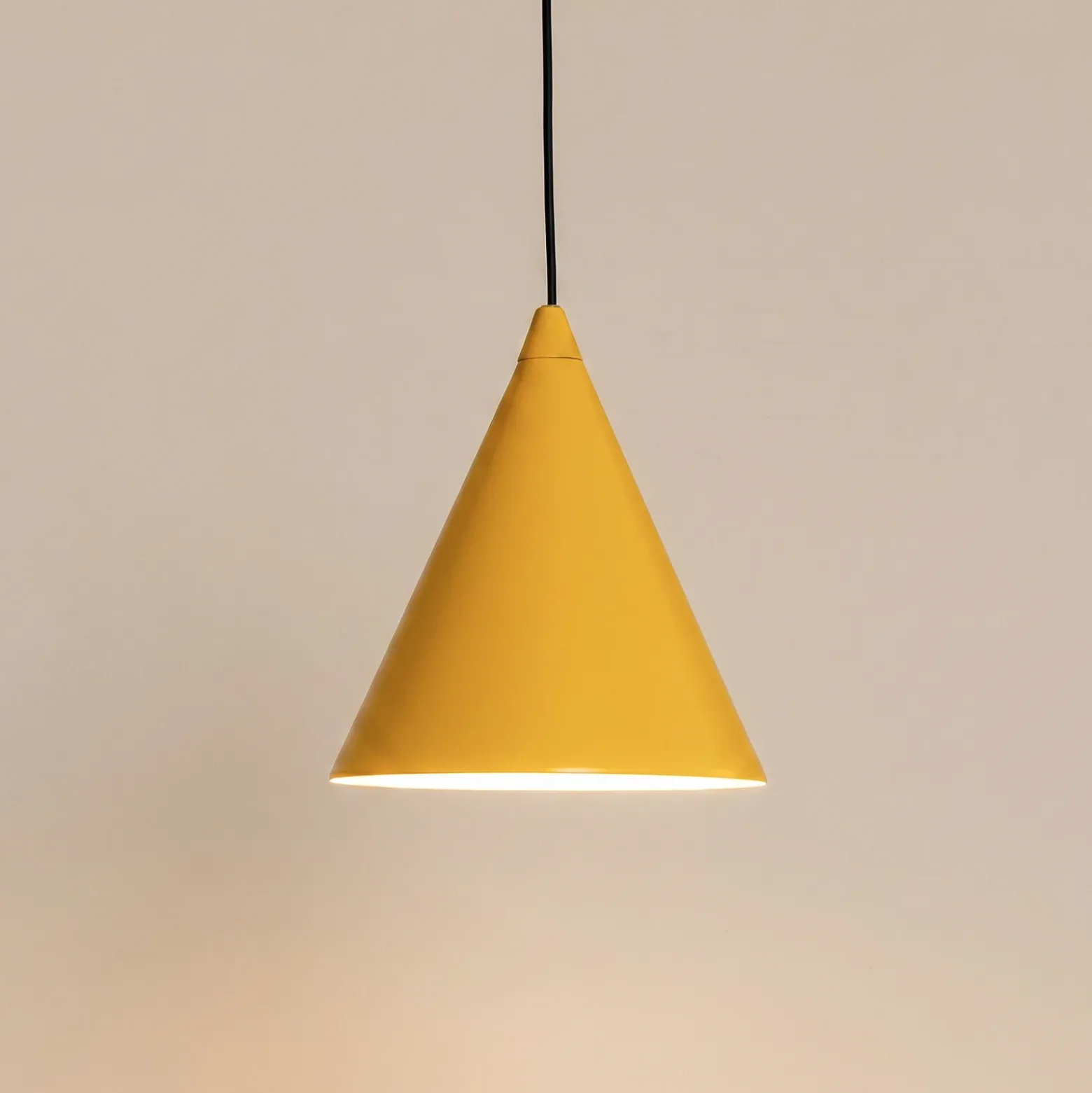 Lámpara colgante Form, amarillo mostaza, metal, Ø 24 cm, forma cónica,