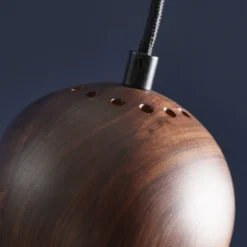 Lámpara colgante FRANDSEN Ball, nogal, Ø 12 cm, madera