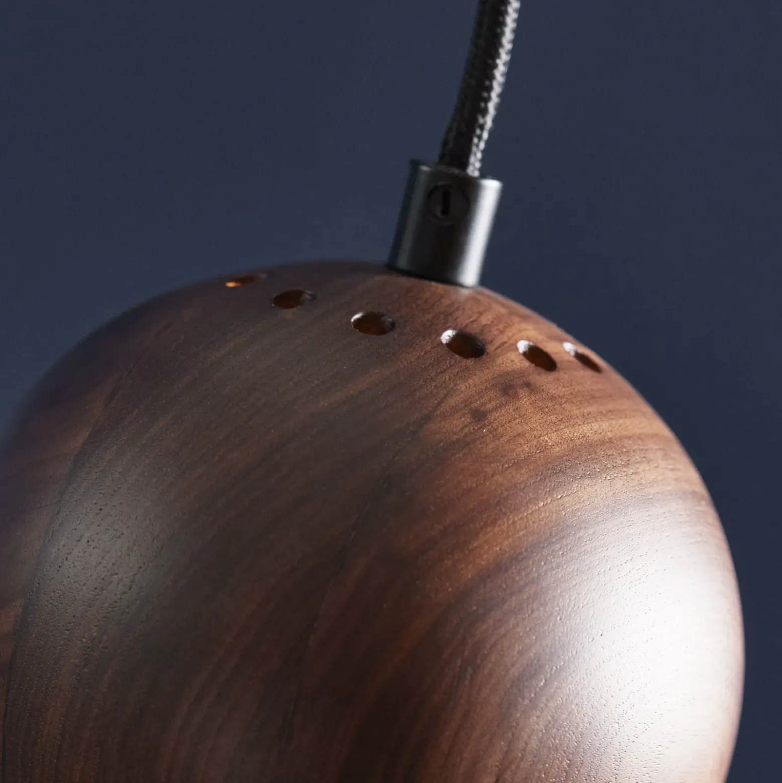 Lámpara colgante FRANDSEN Ball, nogal, Ø 12 cm, madera