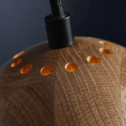 Lámpara colgante FRANDSEN Ball, roble, Ø 12 cm, madera