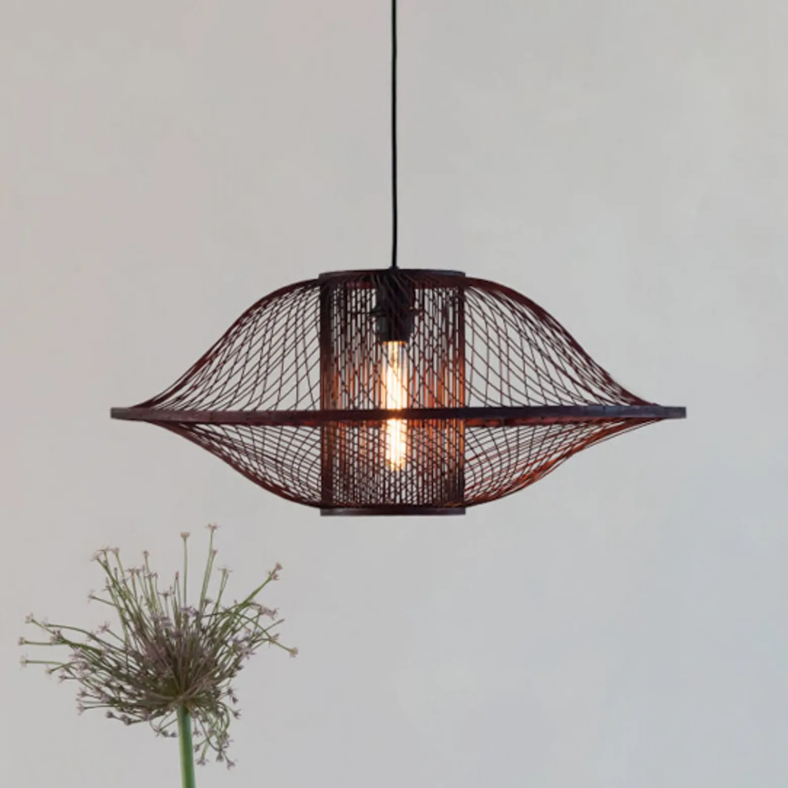 Lámpara colgante GOOD & MOJO Maui, roja, Ø 70 cm, bambú, E27