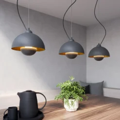 Lámpara colgante Gretja, tres luces, negro-oro