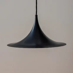 Lámpara colgante Gubi Semi, Ø 30 cm, negro