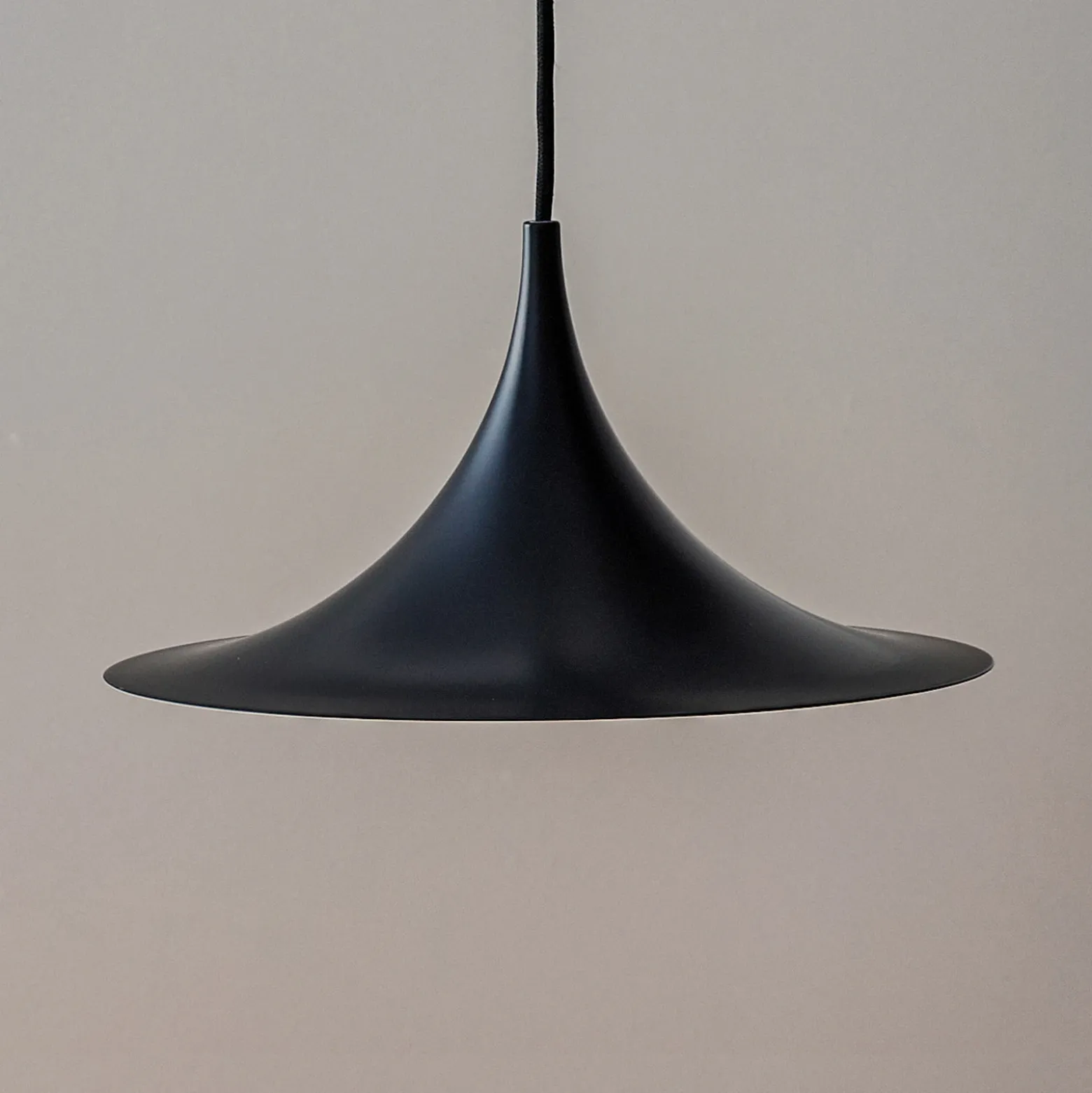 Lámpara colgante Gubi Semi, Ø 30 cm, negro