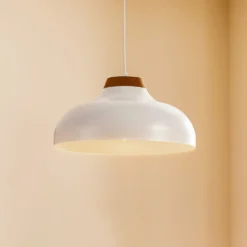Lámpara colgante Gus con pantalla metálica, blanca