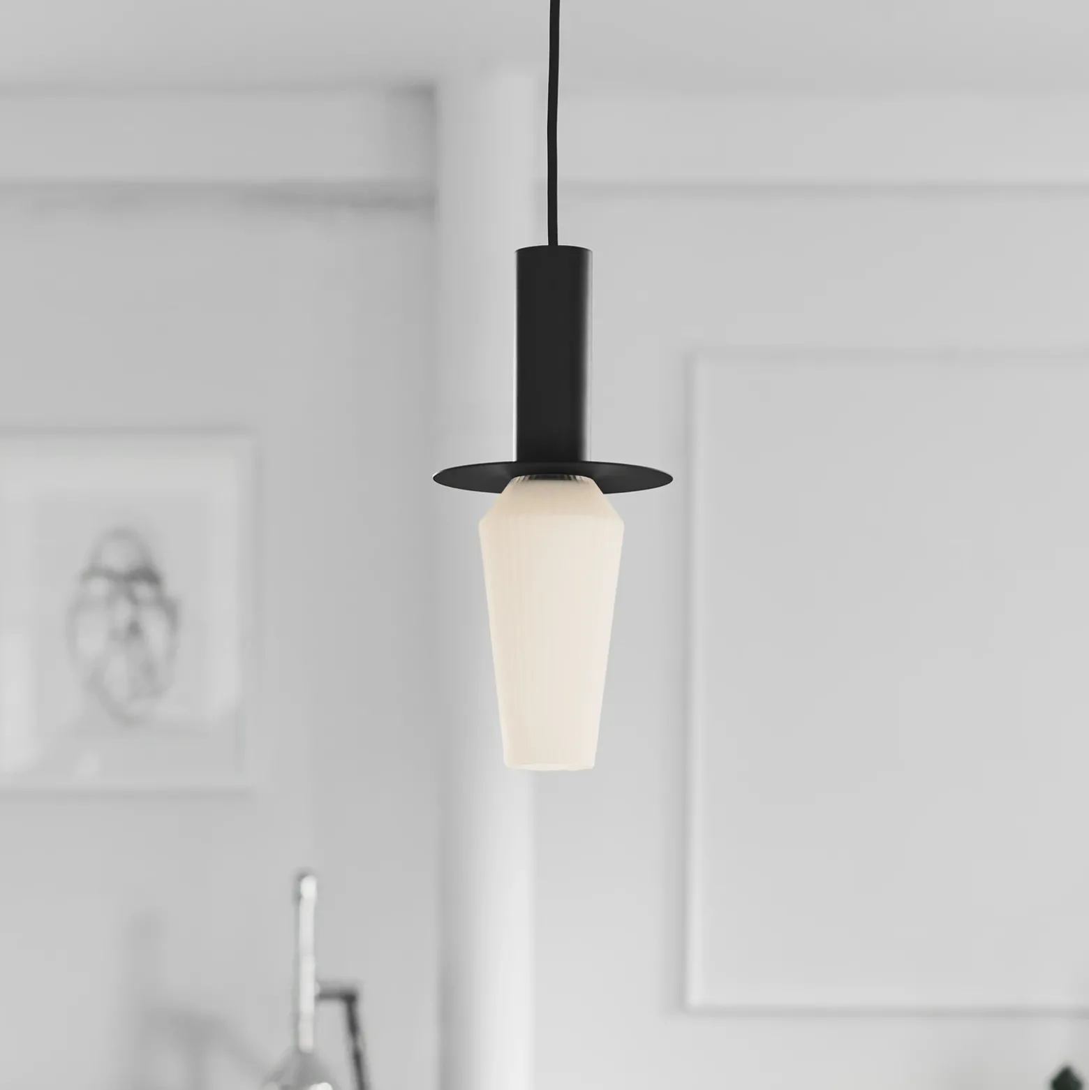 Lámpara colgante Harakiri, negro/opal