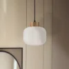 Lámpara colgante Harmony, Ø 20 cm, vidrio opalino, madera de roble, E27