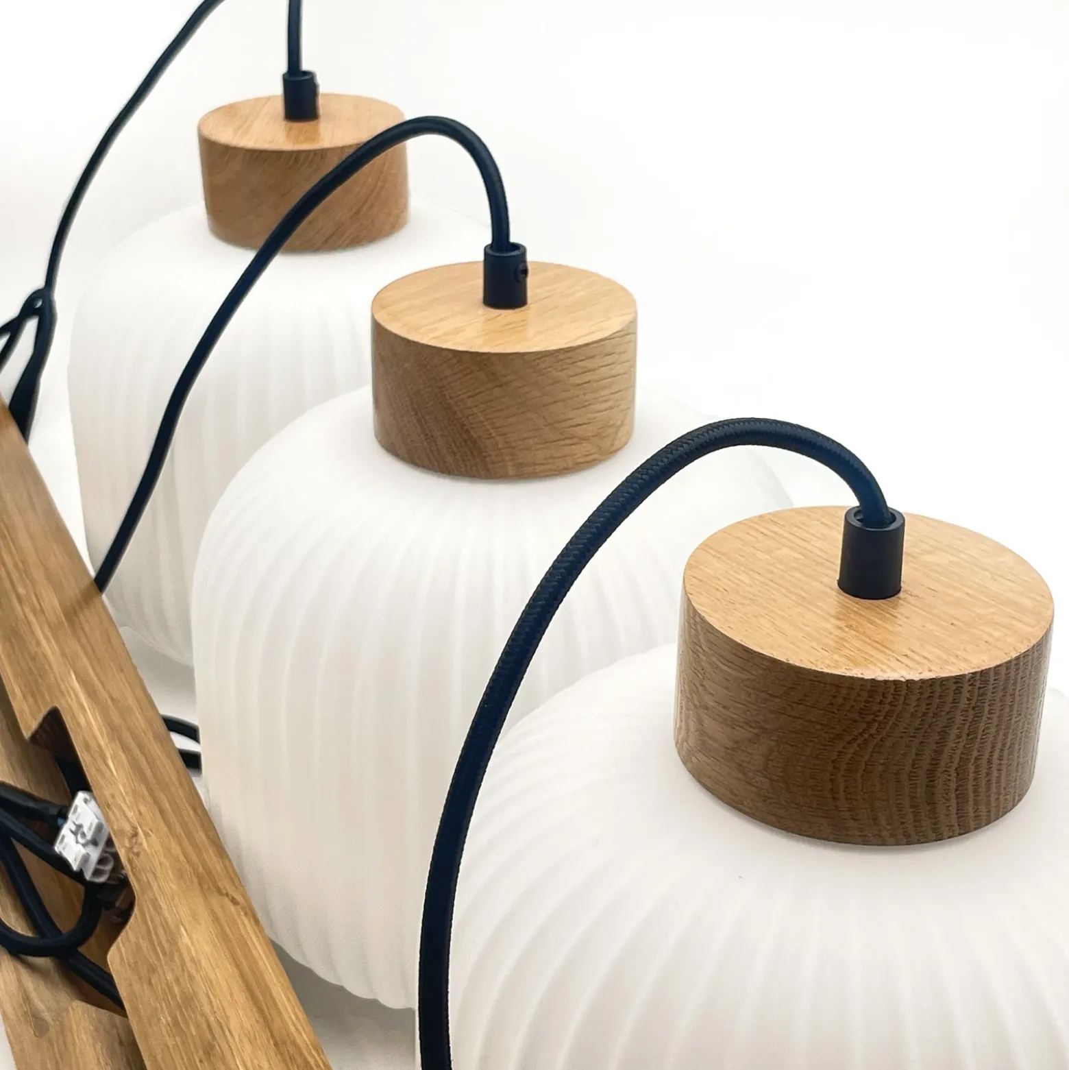 Lámpara colgante Harmony, longitud 110 cm, cristal opal, madera de roble, 3