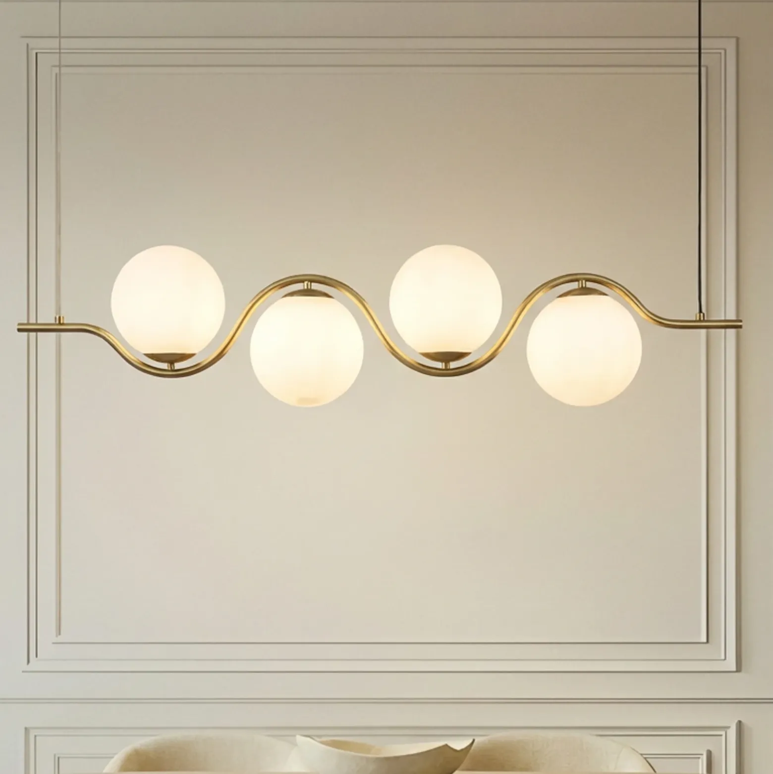 Lámpara colgante Isandro de Lucande, 98 cm, dorado/blanco, 4 luces