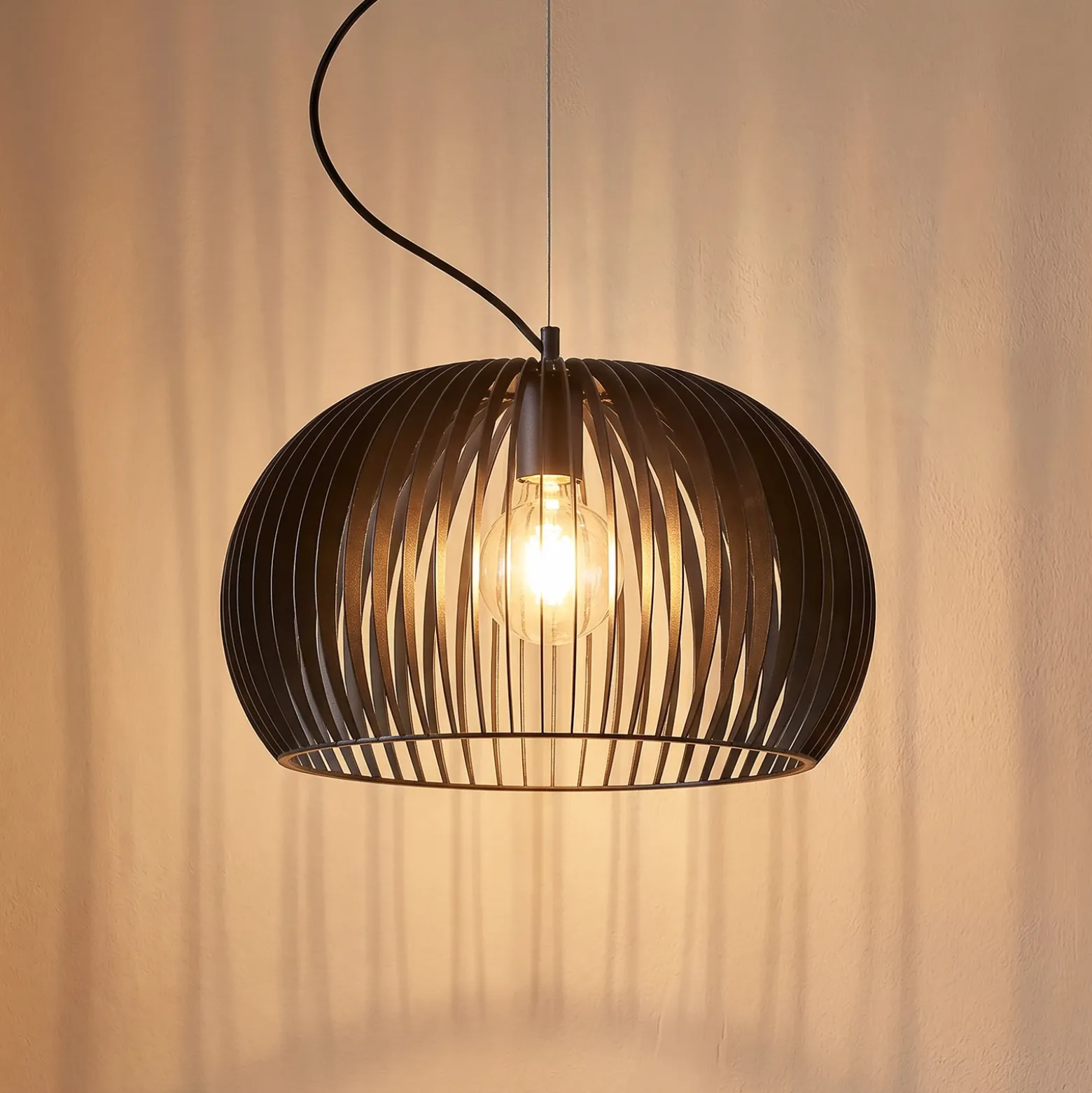 Lámpara colgante Jusra de metal negro, 1 luz.