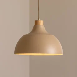 Lámpara colgante Kaitt de Envostar, color arena, Ø 34 cm, detalle de madera