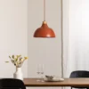 Lámpara colgante Kaitt, rojo teja, Ø 34 cm, detalle en madera