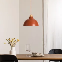 Lámpara colgante Kaitt, rojo teja, Ø 34 cm, detalle en madera