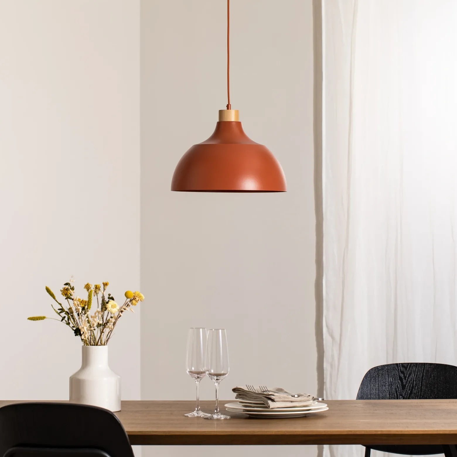 Lámpara colgante Kaitt, rojo teja, Ø 34 cm, detalle en madera