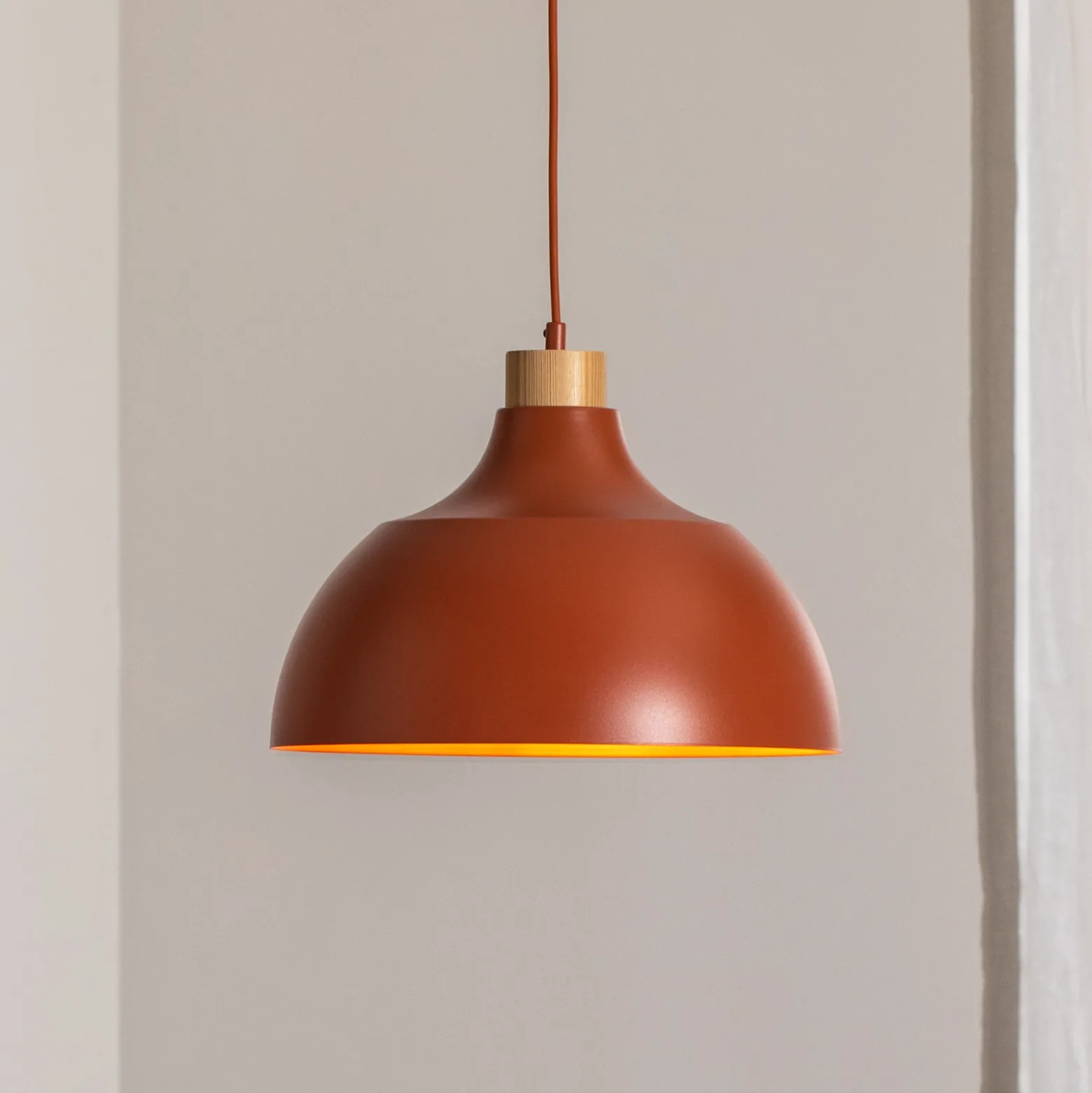 Lámpara colgante Kaitt, rojo teja, Ø 34 cm, detalle en madera