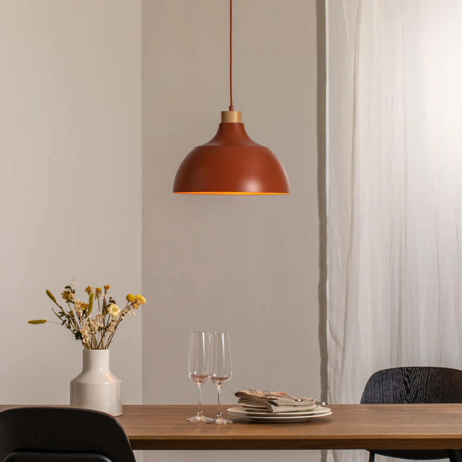 Lámpara colgante Kaitt, rojo teja, Ø 34 cm, detalle en madera