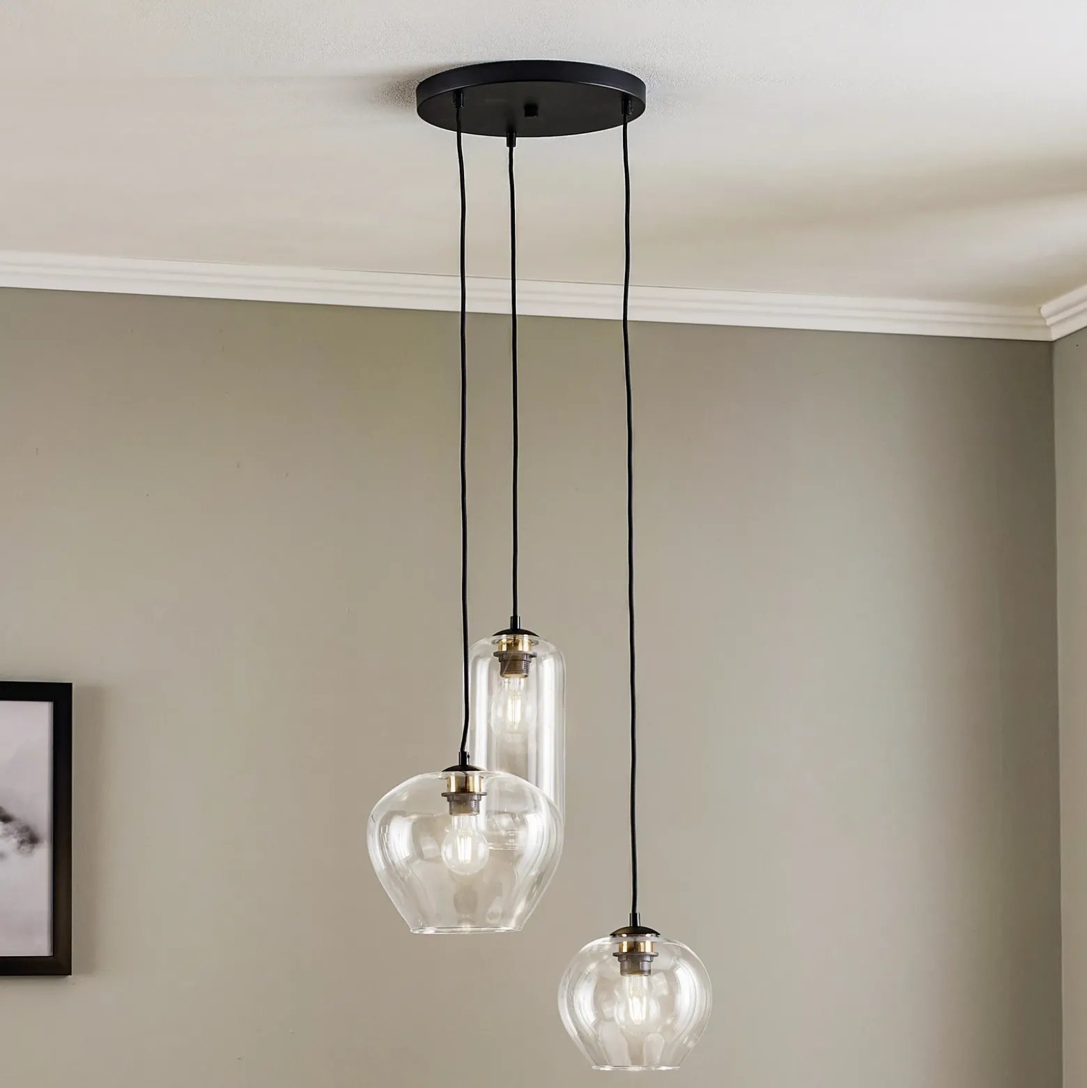 Lámpara colgante Kaja de 3 luces, pantallas de cristal transparente