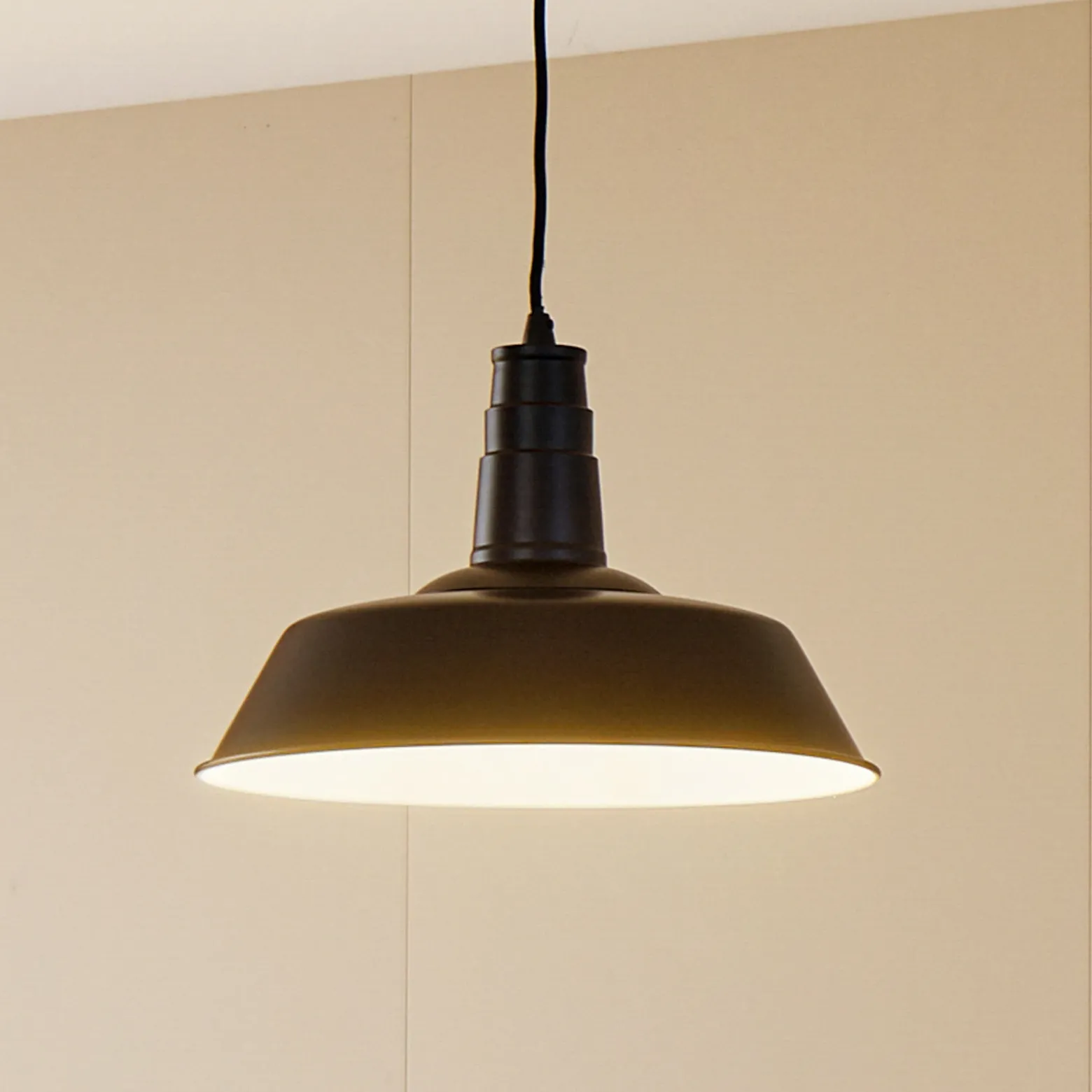 Lámpara colgante Laylan de Lindby, blanco/negro, Ø 36 cm, metal