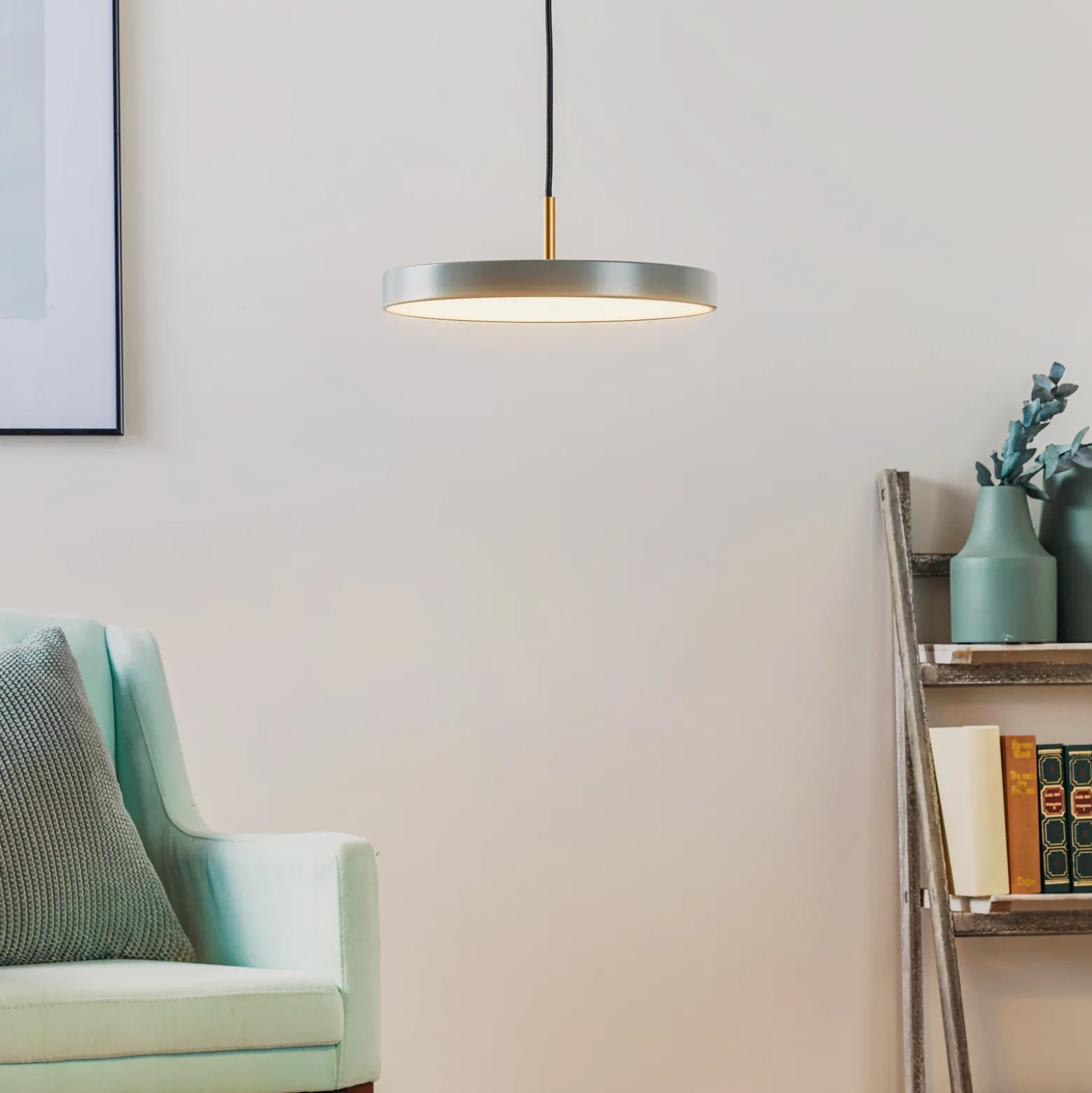 Lámpara colgante LED Asteria Mini de UMAGE, verde claro/latón, Ø 31 cm