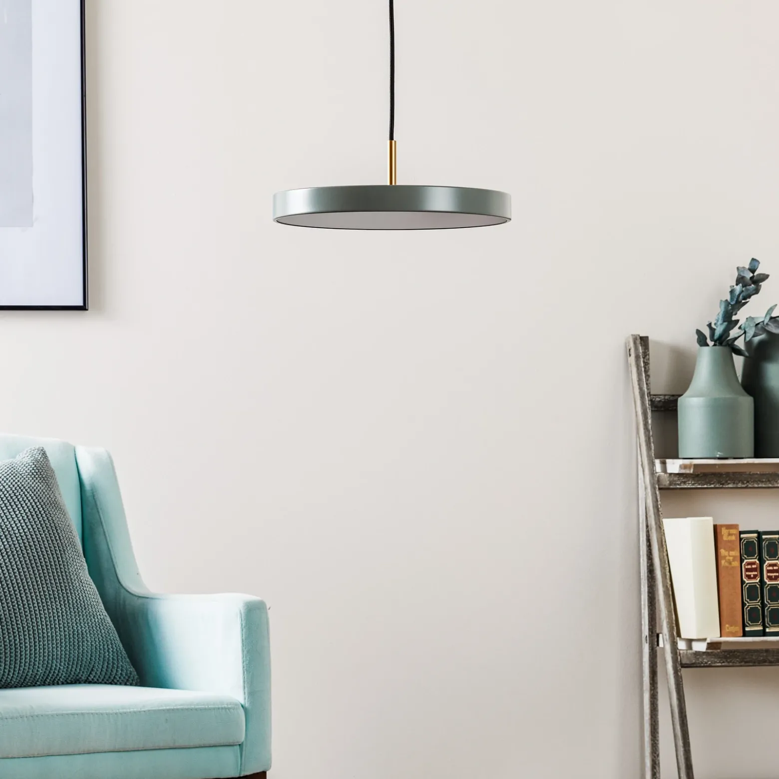 Lámpara colgante LED Asteria Mini de UMAGE, verde claro/latón, Ø 31 cm