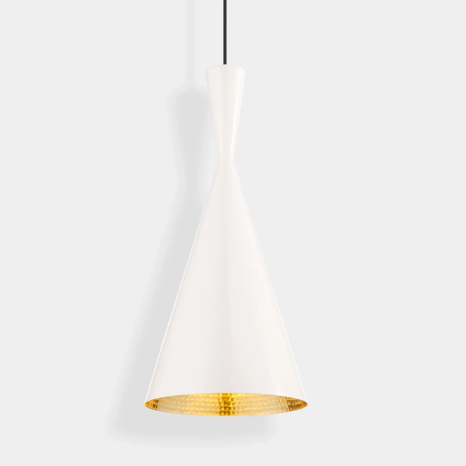 lámpara colgante LED Beat Tall de Tom Dixon, blanca, Ø 19 cm, latón