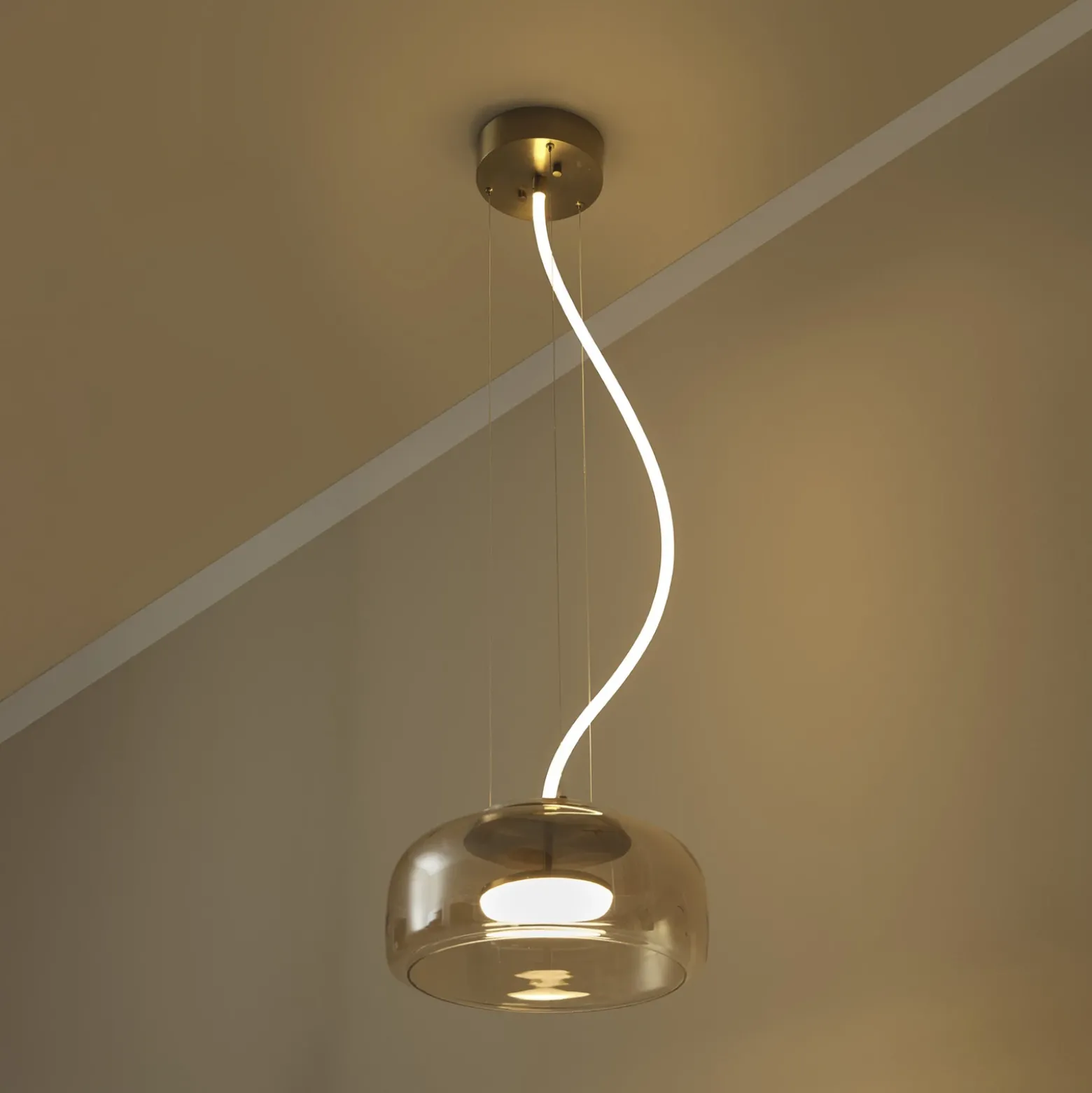 Lámpara colgante LED DECOR GLOW de OSRAM, ámbar/dorado, Ø 38 cm, luz hacia