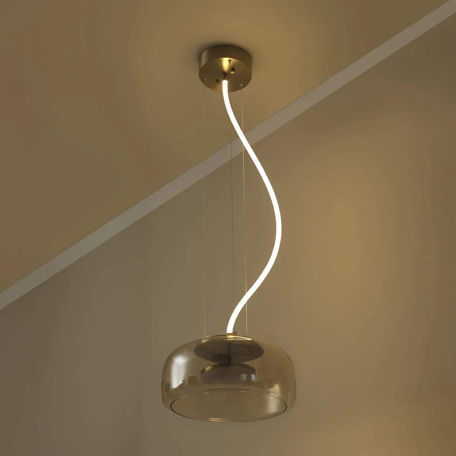Lámpara colgante LED DECOR GLOW de OSRAM, ámbar/dorado, Ø 38 cm, luz hacia
