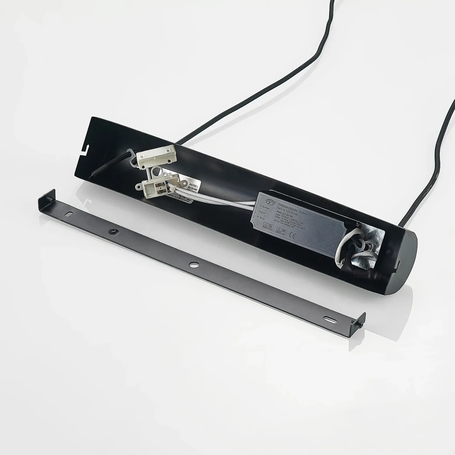 Lámpara colgante LED Lindby Nekala, negra, madera, 120 cm de largo