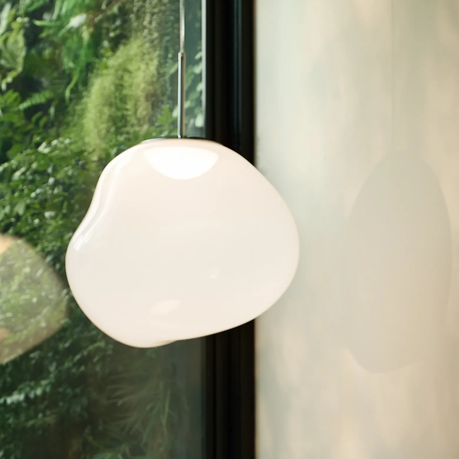 Lámpara colgante LED Melt de Tom Dixon, Ø 50 cm, color ópalo/plateado