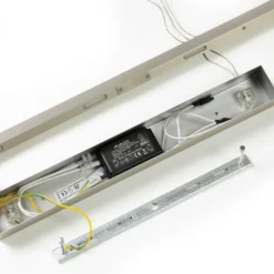 Lámpara colgante LED negra Lio con toques dorados