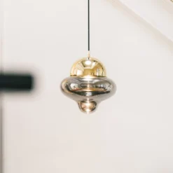 Lámpara colgante LED Nutty, gris humo / dorado, Ø 18,5 cm, cristal